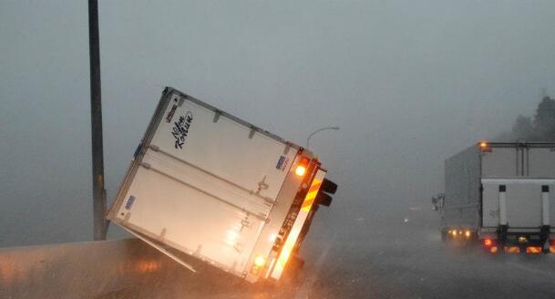 臺風法茜襲擊日本 雨風