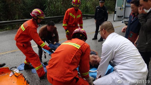 廣西桂林客車(chē)失控 載32人客車(chē)雨天失控撞山體